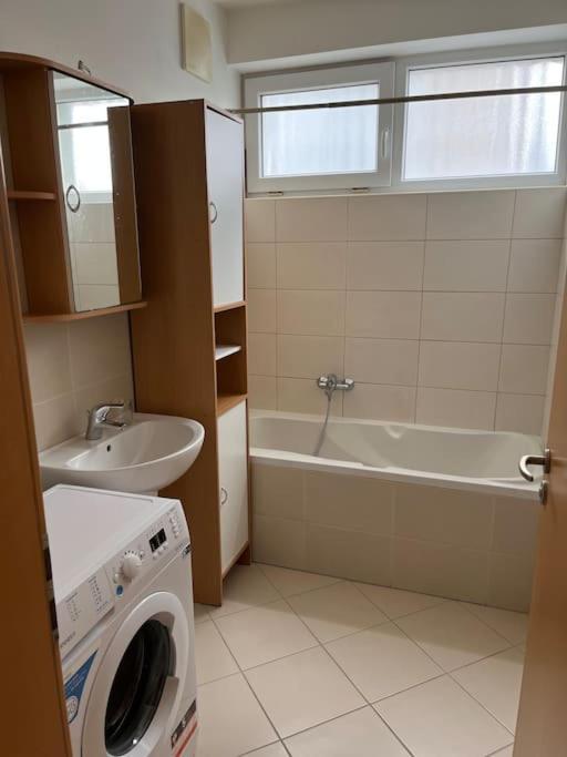 Apartment Hurka - 15 Min Do Centra, Garaz プラハ エクステリア 写真