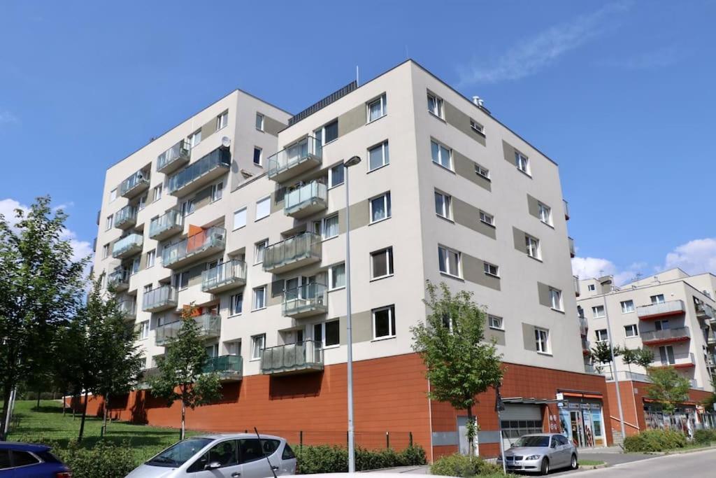 Apartment Hurka - 15 Min Do Centra, Garaz プラハ エクステリア 写真
