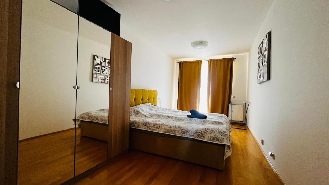 Apartment Hurka - 15 Min Do Centra, Garaz プラハ エクステリア 写真